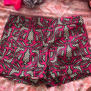 City fit, patterned shorts